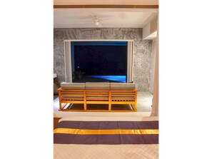 2 室のベッドルーム、デスク、WiFi (無料)、ベッドシーツ