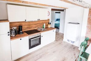 Kühlschrank, Ofen, Herdplatte, Wasserkocher mit Kaffee-/Teezubehör