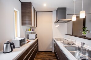 Refrigerador, microondas, parrilla de estufa y utensilios de cocina