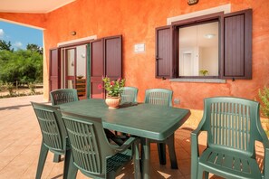 Outdoor dining - Holiday Home Gli Ulivi Palau - Lu Maccioni with Wi-Fi, A/C, Terraces & Garden (Palau)