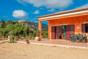 Outdoor dining - Holiday Home Gli Ulivi Palau - Lu Maccioni with Wi-Fi, A/C, Terraces & Garden (Palau)