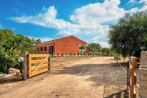 Property grounds - Holiday Home Gli Ulivi Palau - Lu Maccioni with Wi-Fi, A/C, Terraces & Garden (Palau)