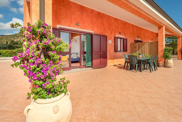 Outdoor dining - Holiday Home Gli Ulivi Palau - Lu Maccioni with Wi-Fi, A/C, Terraces & Garden (Palau)