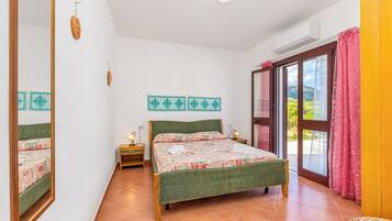 2 makuuhuonetta, silitysrauta/-lauta, ilmainen Wi-Fi, vuodevaatteet