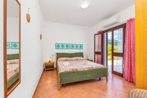 2 bedrooms, iron/ironing board, free WiFi, bed sheets - Holiday Home Gli Ulivi Palau - Lu Maccioni with Wi-Fi, A/C, Terraces & Garden (Palau)