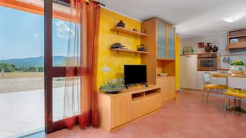 Fridge, oven, stovetop, cookware/dishes/utensils