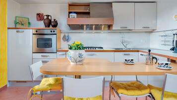 Jääkaappi, uuni, liesi, keittoastiat/astiat/ruokailuvälineet