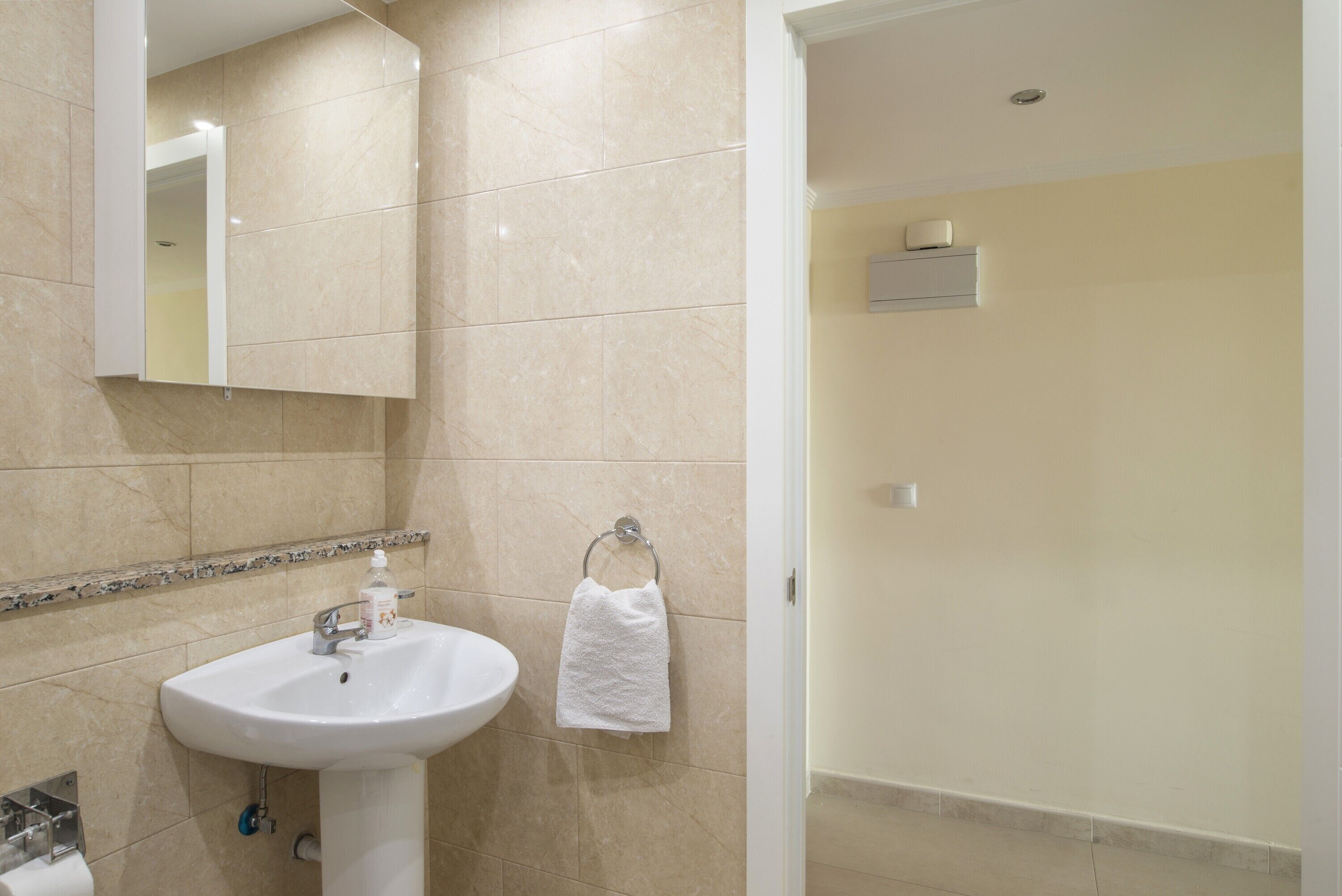 Douche, sèche-cheveux, serviettes fournies
