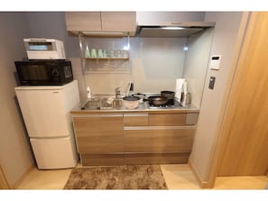 冷蔵庫、電子レンジ、コンロ、調理器具と食器