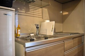 Fridge, microwave, stovetop, cookware/dishes/utensils - Chartered 1st floor of a newly built house White / Fukuoka Fukuoka (Fukuoka)