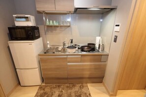 Fridge, microwave, stovetop, cookware/dishes/utensils