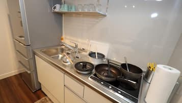 Fridge, microwave, stovetop, cookware/dishes/utensils