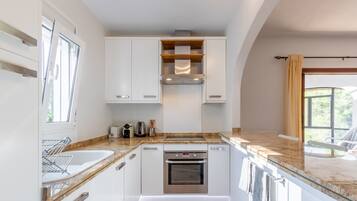 Fridge, oven, stovetop, dishwasher