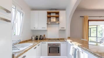 Een koelkast, een oven, een kookplaat, een vaatwasser