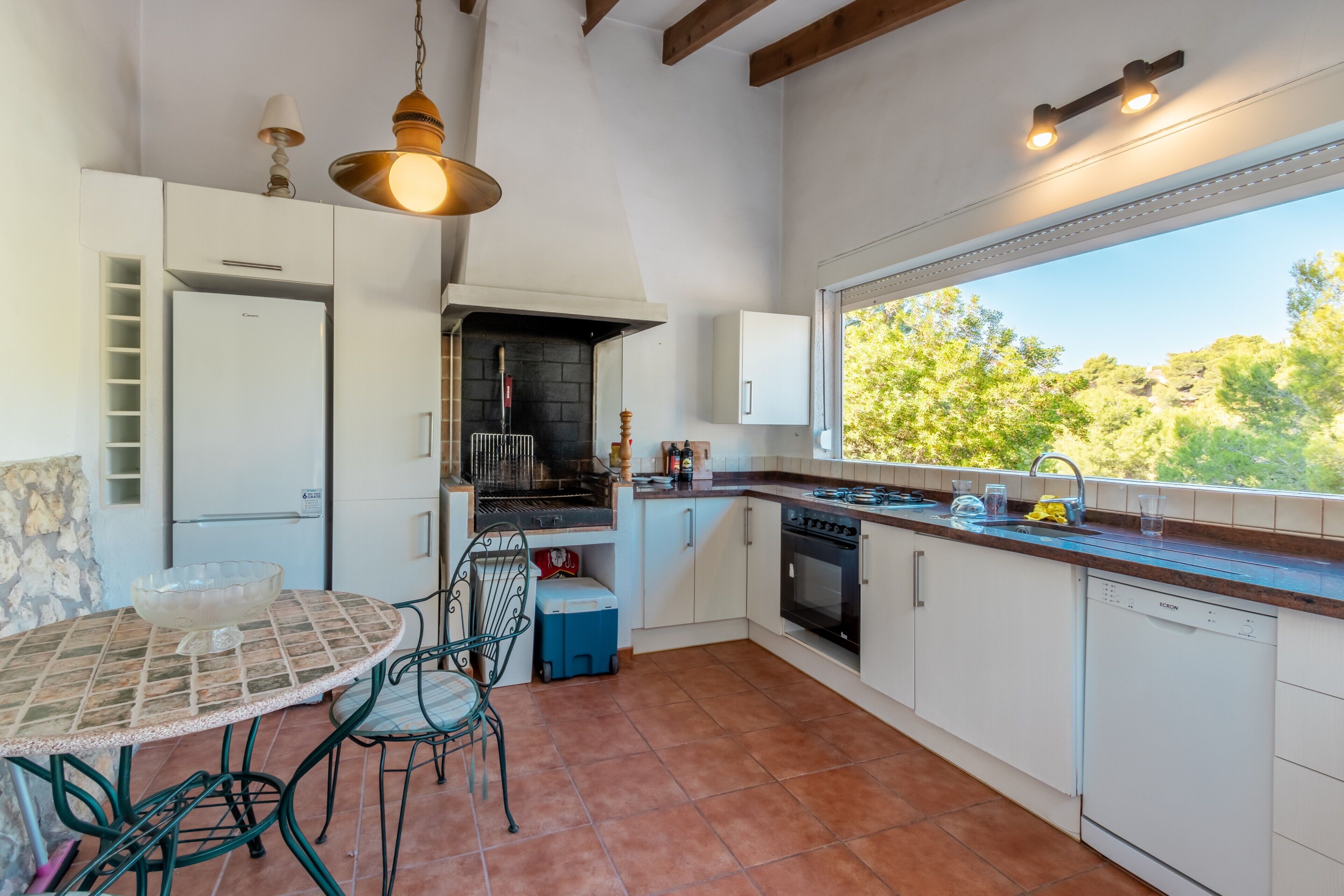 Kylskåp, ugn, spishäll och diskmaskin