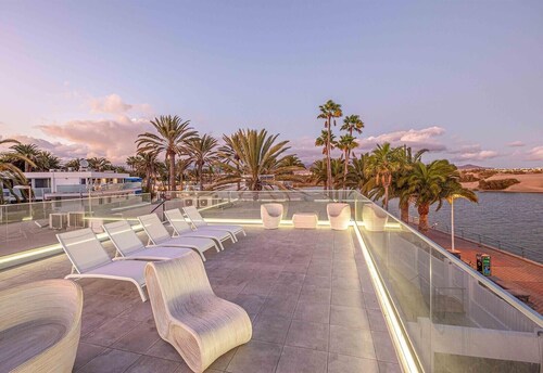 Luxury Beachfront Holiday Home with Sea Views, Jacuzzi, Air Conditioning & WiFi