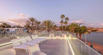 Luxury Beachfront Holiday Home with Sea Views, Jacuzzi, Air Conditioning & WiFi