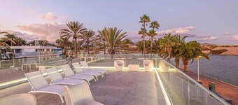 Luxury Beachfront Holiday Home with Sea Views, Jacuzzi, Air Conditioning & WiFi