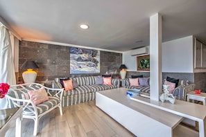 Uma sala de estar moderna com sofá, mesa de centro e um quadro na parede.