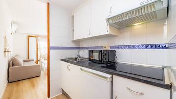 Fridge, stovetop, coffee/tea maker, electric kettle