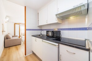 Fridge, stovetop, coffee/tea maker, electric kettle