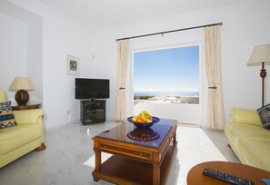 Televisie, een dvd-speler en een stereo