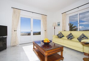 TV, DVD player, stereo - Villa "Casa McElroy" with Sea and Mountain Views, Private Pool, A/C & WiFi (Tias)