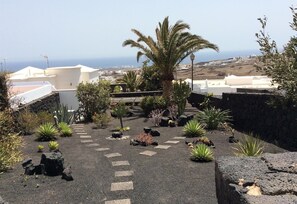 Property grounds - Villa "Casa McElroy" with Sea and Mountain Views, Private Pool, A/C & WiFi (Tias)