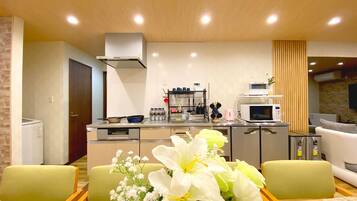 Kylskåp, mikrovågsugn och grytor/köksredskap