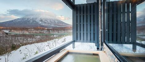 Tina de hidromasaje al aire libre