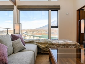 6 bedrooms, desk, iron/ironing board, free WiFi