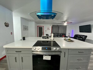 Refrigerador, microondas, horno y parrilla de estufa 