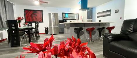 Una Smart TV, videojuegos, libros, una biblioteca de música