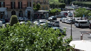 A parking lot with cars and a building in the background. - Hotel Bellavista (Frascati)