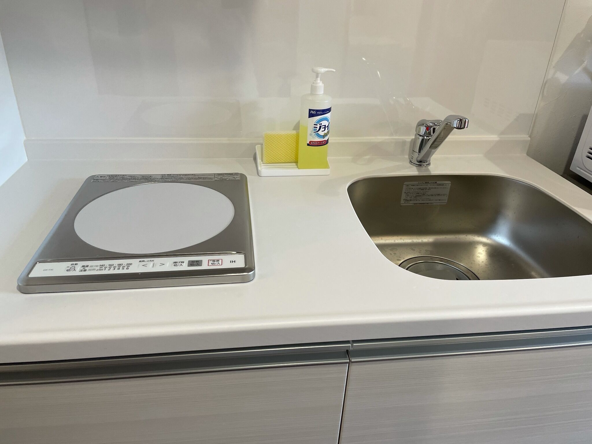 冷蔵庫、電子レンジ、コンロ、調理器具と食器