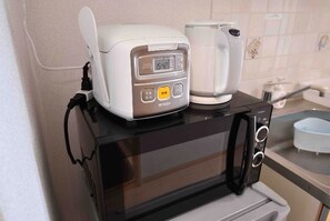 Geladeira, micro-ondas, talheres/pratos/utensílios de cozinha