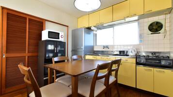 Réfrigérateur, micro-ondes, plaque de cuisson