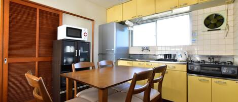Refrigerador, microondas, placa de cocina, utensilios de cocina