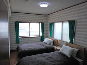 2 bedrooms, desk, iron/ironing board, free WiFi