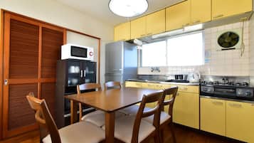 Refrigerador, microondas, parrilla de estufa y utensilios de cocina