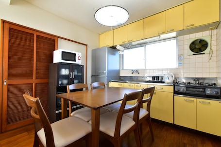 Fridge, microwave, stovetop, cookware/dishes/utensils