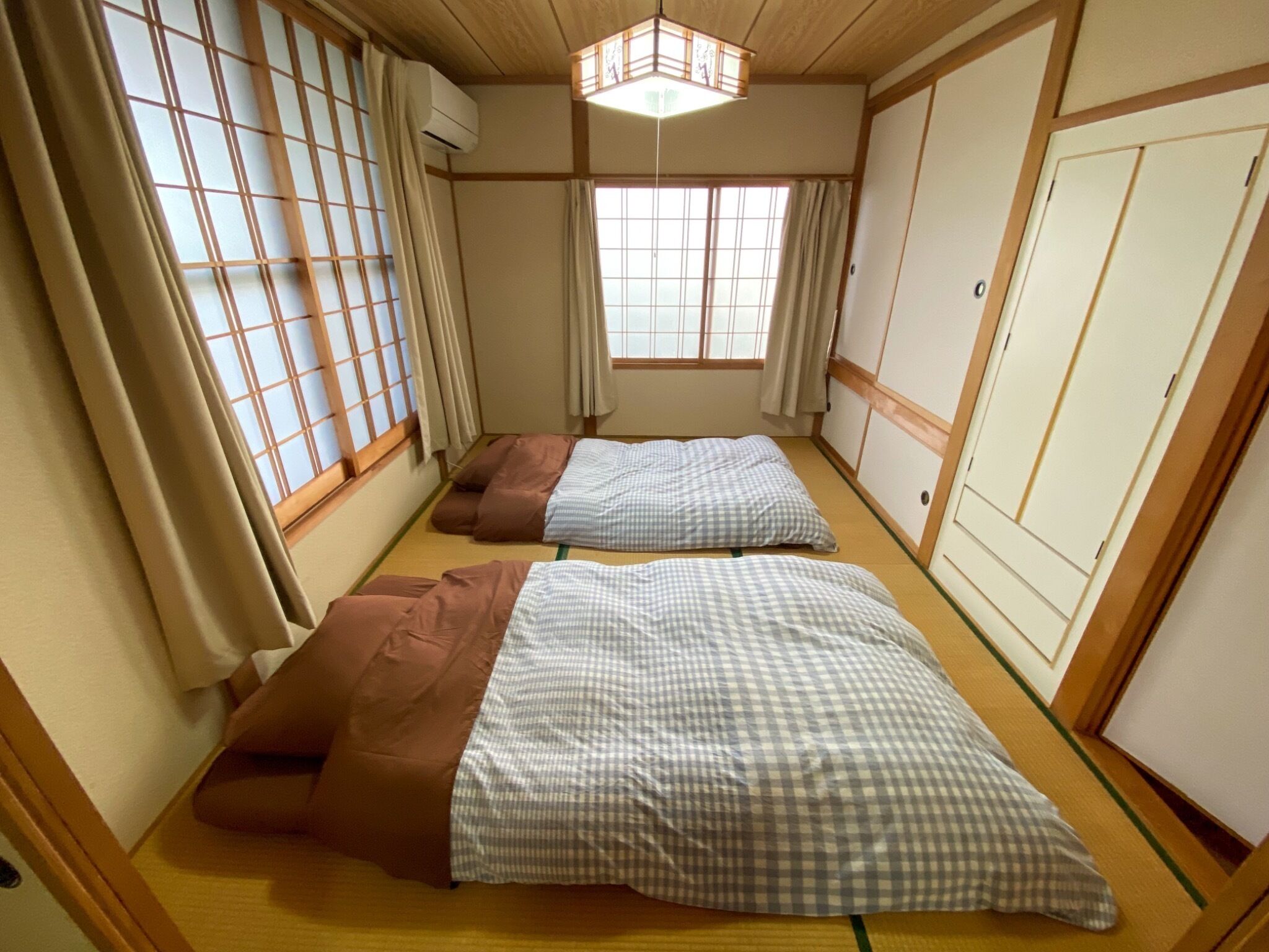 5 habitaciones, escritorio, tabla de planchar con plancha y wifi gratis 