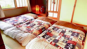 5 camere, una scrivania, ferro/asse da stiro, Wi-Fi gratuito