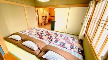 5 camere, una scrivania, ferro/asse da stiro, Wi-Fi gratuito