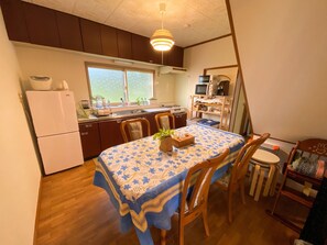 Kühlschrank, Mikrowelle, Herdplatte, Kochgeschirr/Geschirr/Besteck