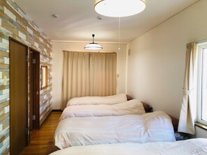 4 室のベッドルーム、デスク、アイロン / アイロン台、WiFi (無料)