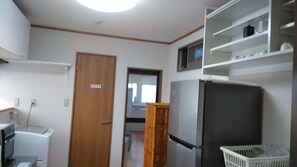 Fridge, microwave, cookware/dishes/utensils - Capacity 6 people - number 6 / Konosu Saitama (Konosu)