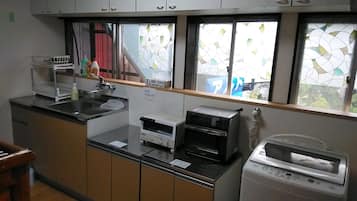 Réfrigérateur, micro-ondes, batterie de cuisine, vaisselle et ustensiles