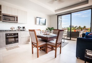 Geladeira, micro-ondas, fogão, cafeteira/chaleira