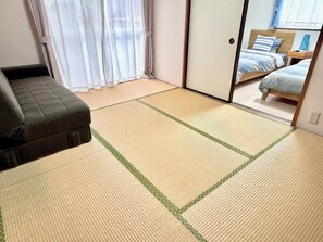 2 habitaciones, escritorio, tabla de planchar con plancha y wifi gratis 
